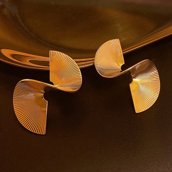 Gold and silver metal spiral fan-shaped earrings - Picture 8 of 12